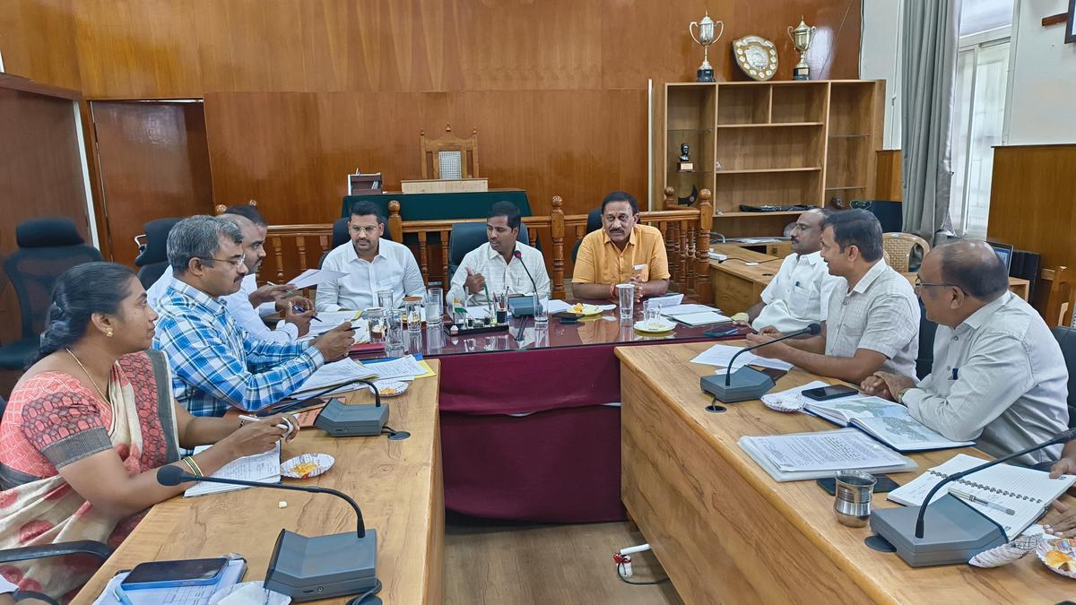 Mandya DC warns sugar factories against breaching their crushing territory