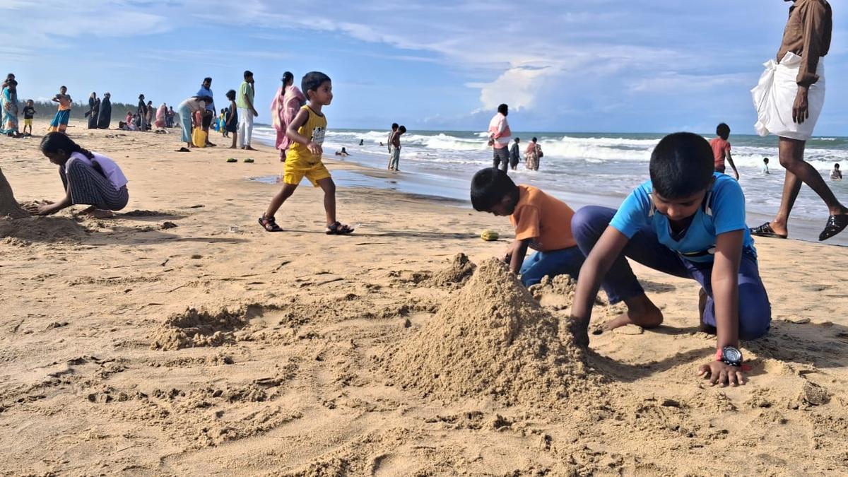 Crowd throngs Karaikal beach after two days of rain