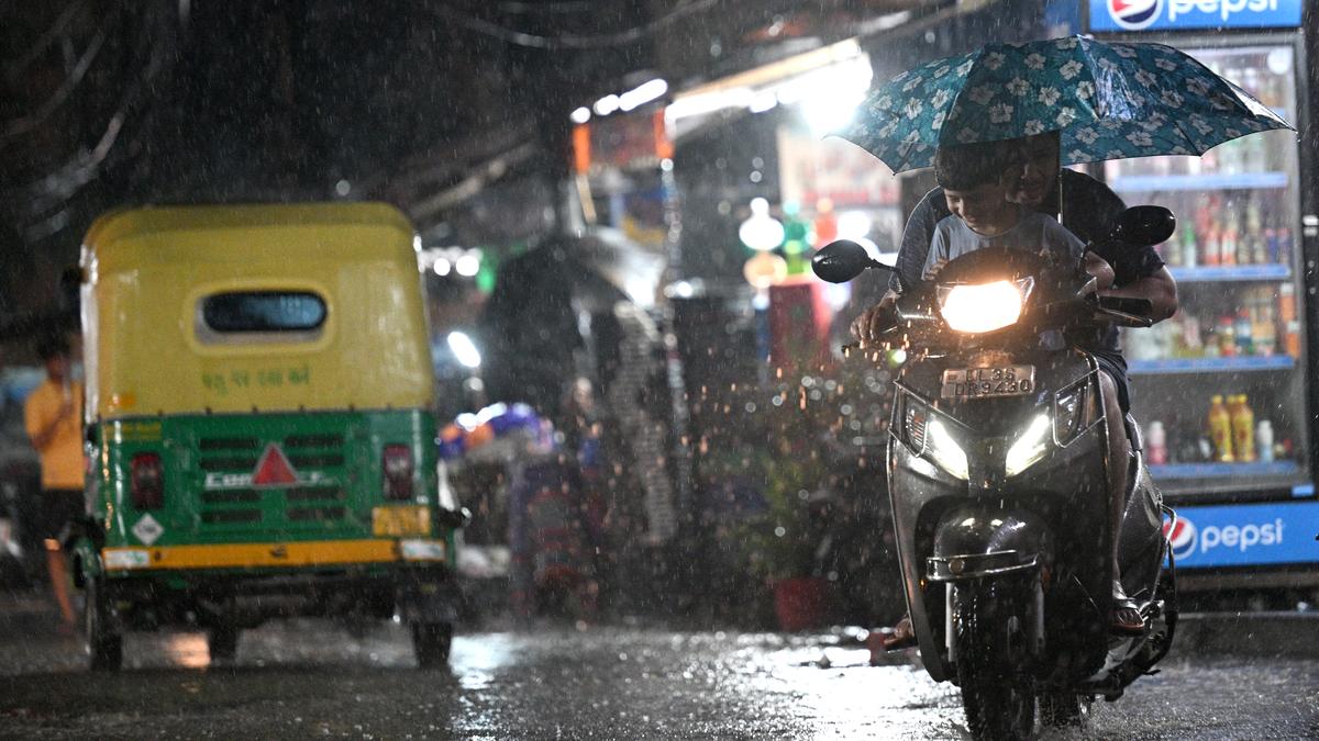 https://th-i.thgim.com/public/incoming/1medf2/article69754316.ece/alternates/LANDSCAPE_1200/RAIN%20NEW%20DELHI%20WEATHER%207.JPG