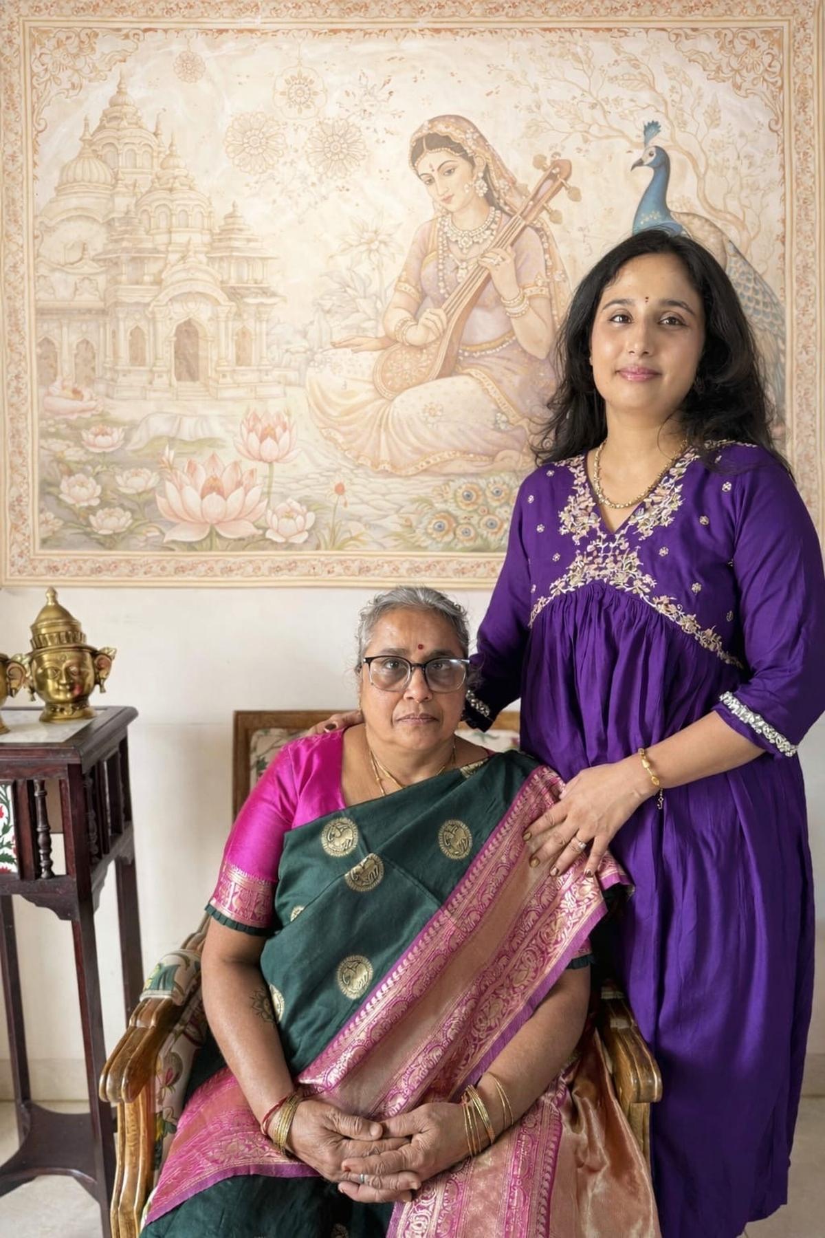 Chetna con sua madre Sarada Naidu