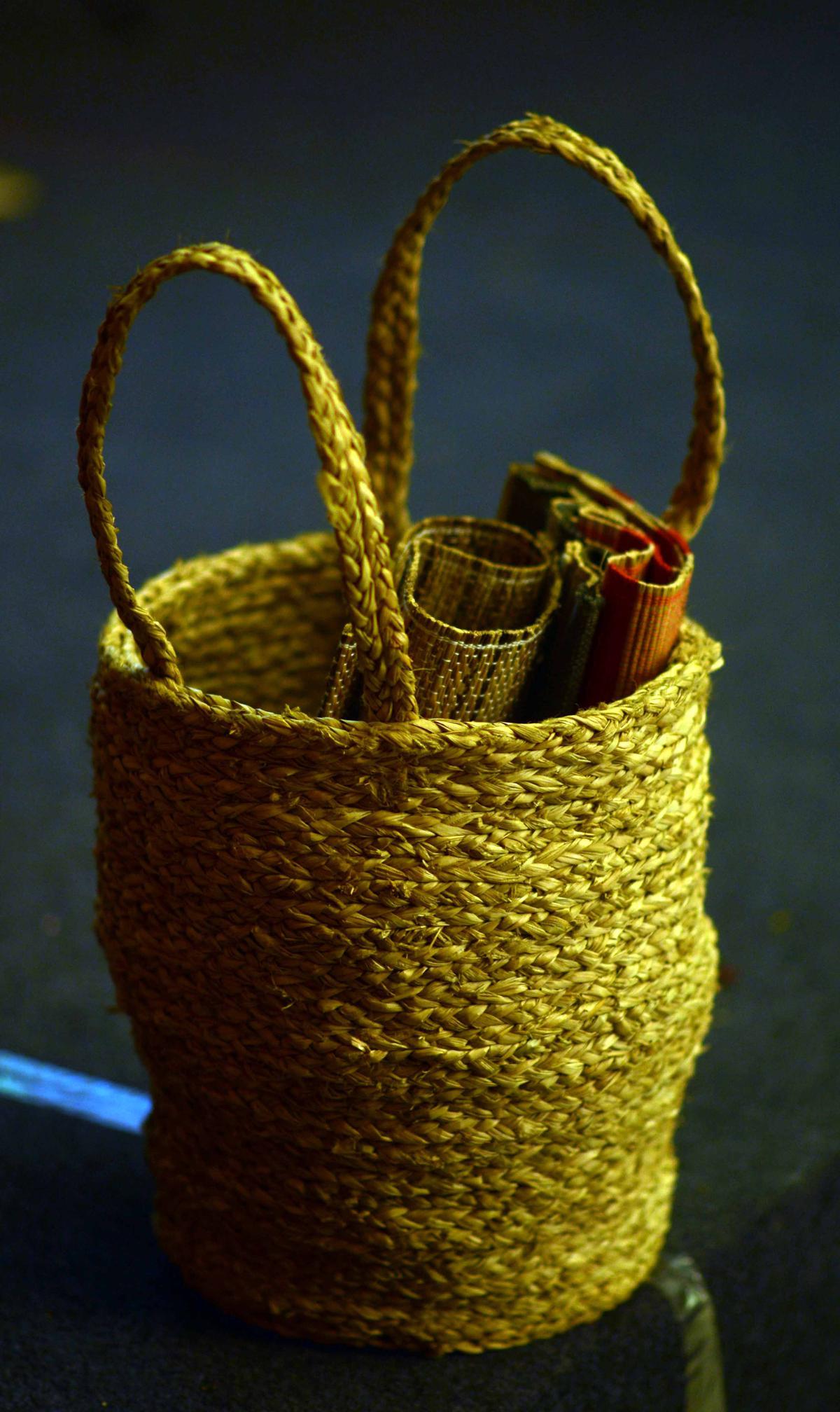 Baskets and other items made of natural fibres.