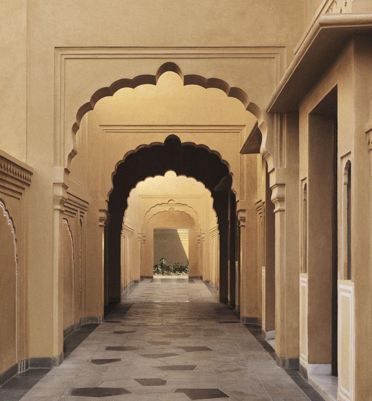 The lobby featuring arches.