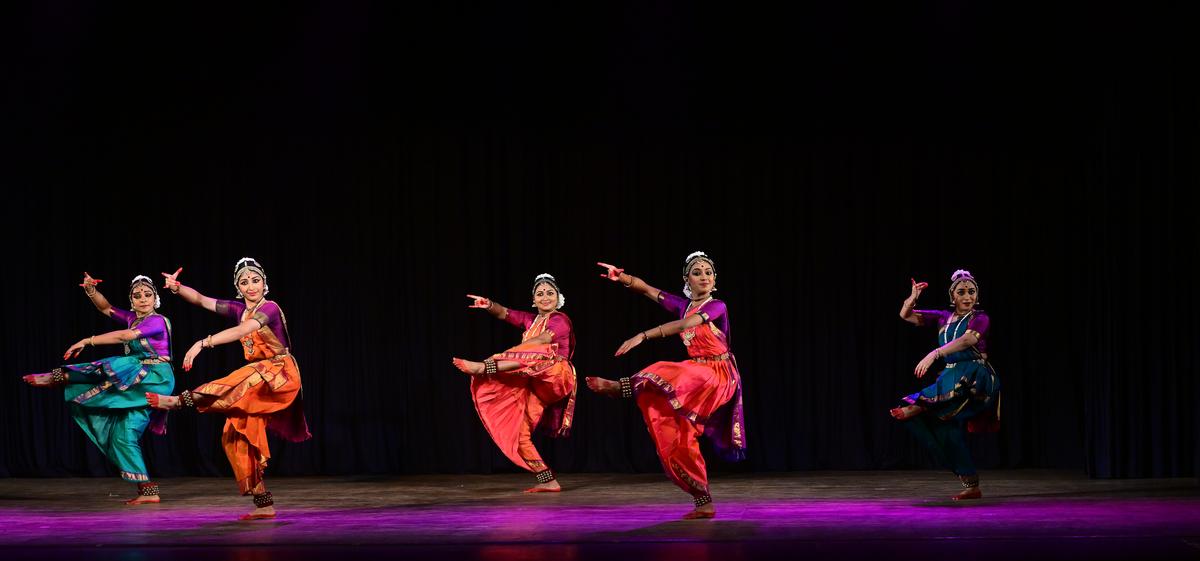 Students of Indira Kadambi performing the alarippu. 