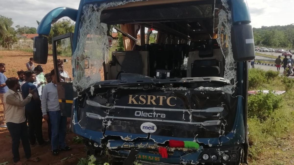 KSRTC e-bus driver killed, 25 passengers injured in accident on Bengaluru Mysuru Expressway
