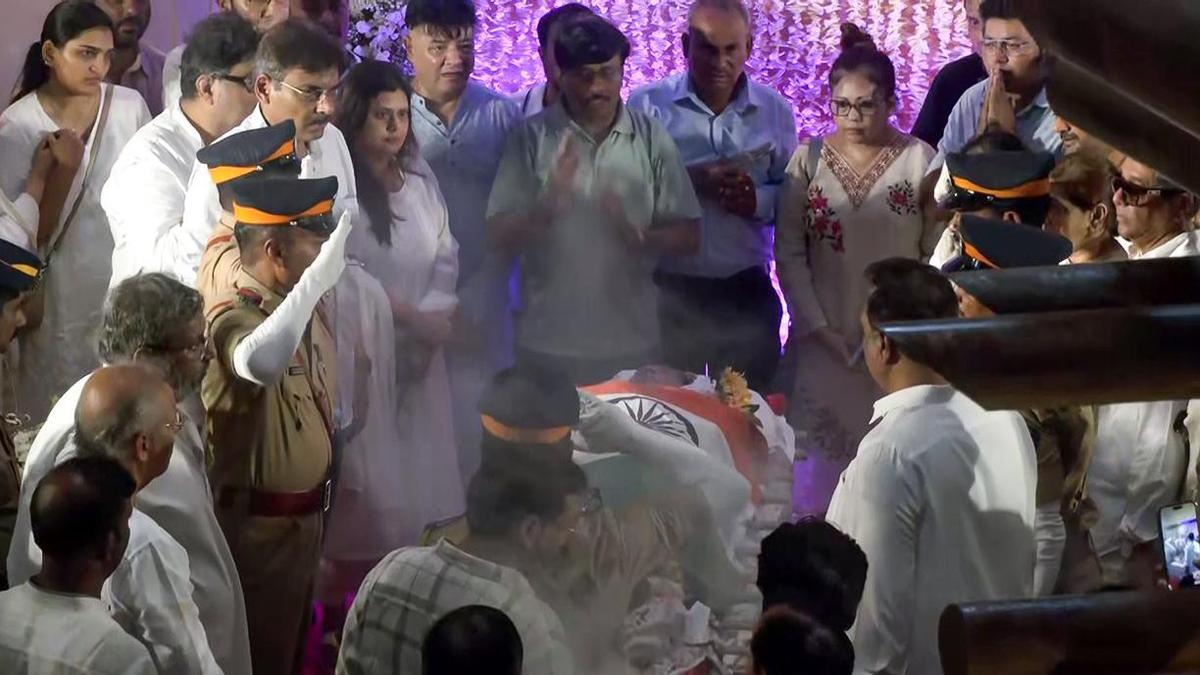 Asha Bhosle’s final journey draws huge crowds in Mumbai | Updates