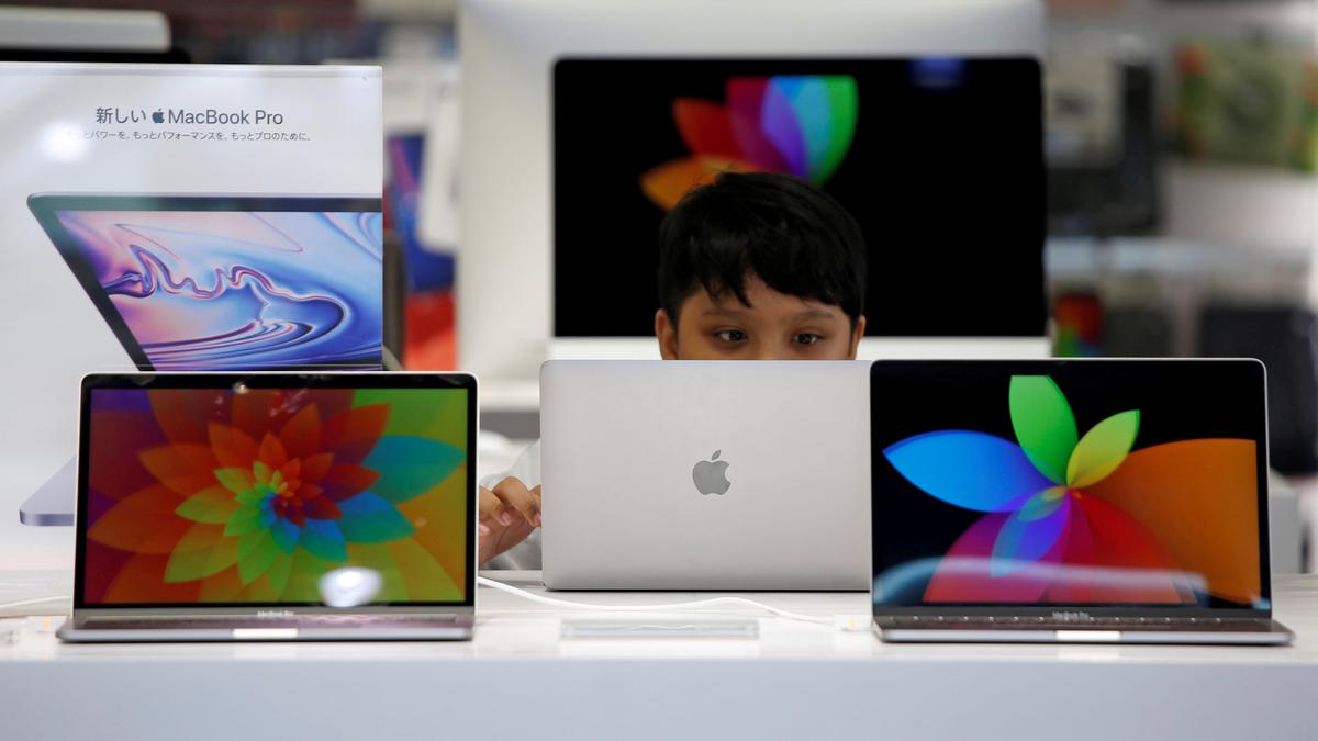 Apple PC shipments hardest hit as global PC sales fall