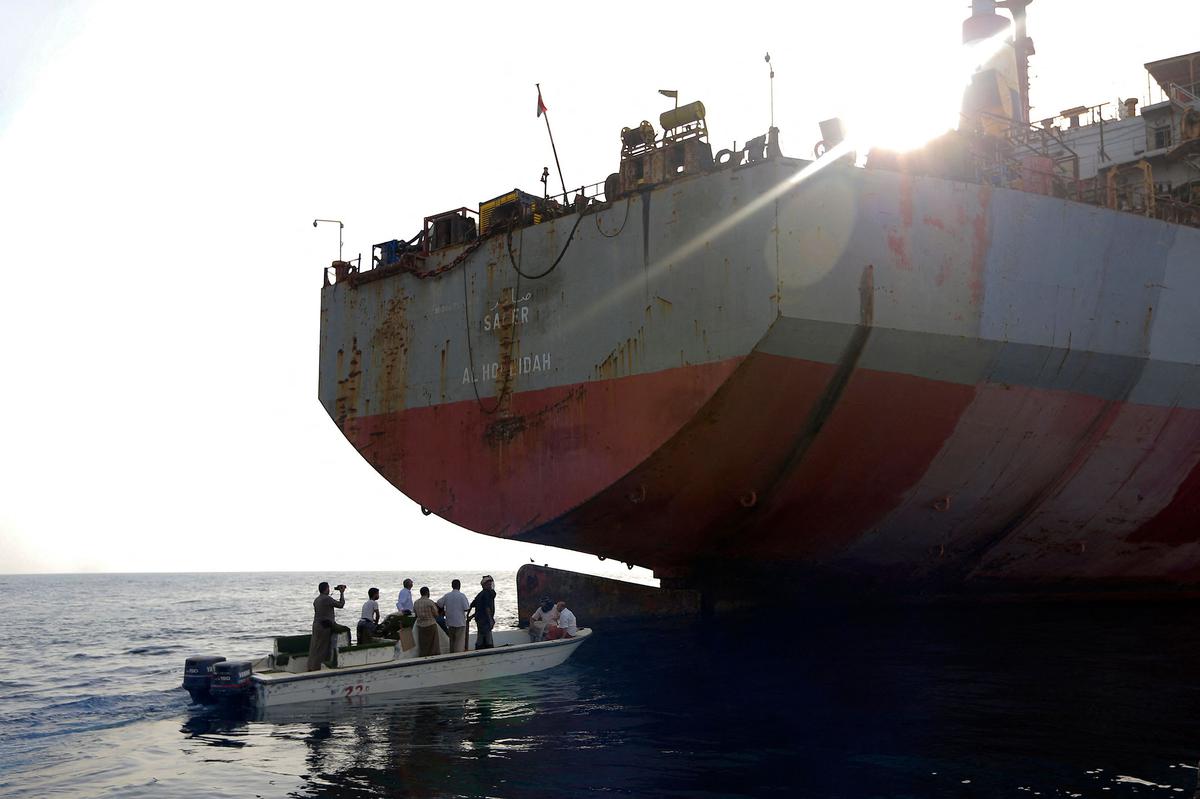 Risk is high': ship arrives to pump oil from Yemen tanker - The Hindu