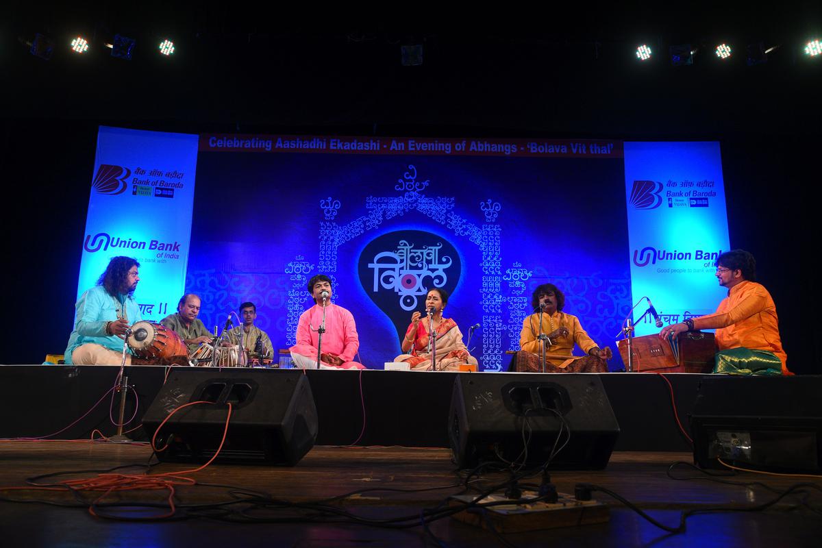 Jayateerth Mevundi and Bombay Jayashri at a Bolava Vitthal concert