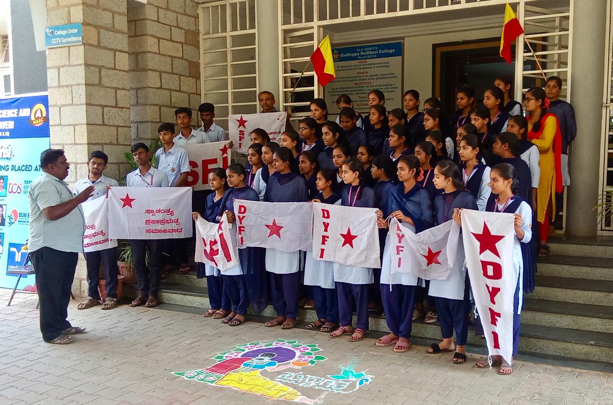 Condemning the terror attack in Pahalgam, students led by SFI and DYFI office-bearers staging a demonstration in Haveri on Wednesday.
