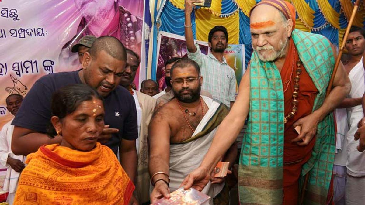 Andhra Pradesh: Sri Sarada Peetham launches distribution of ‘Bhagavad Gita’ copies to tribal people