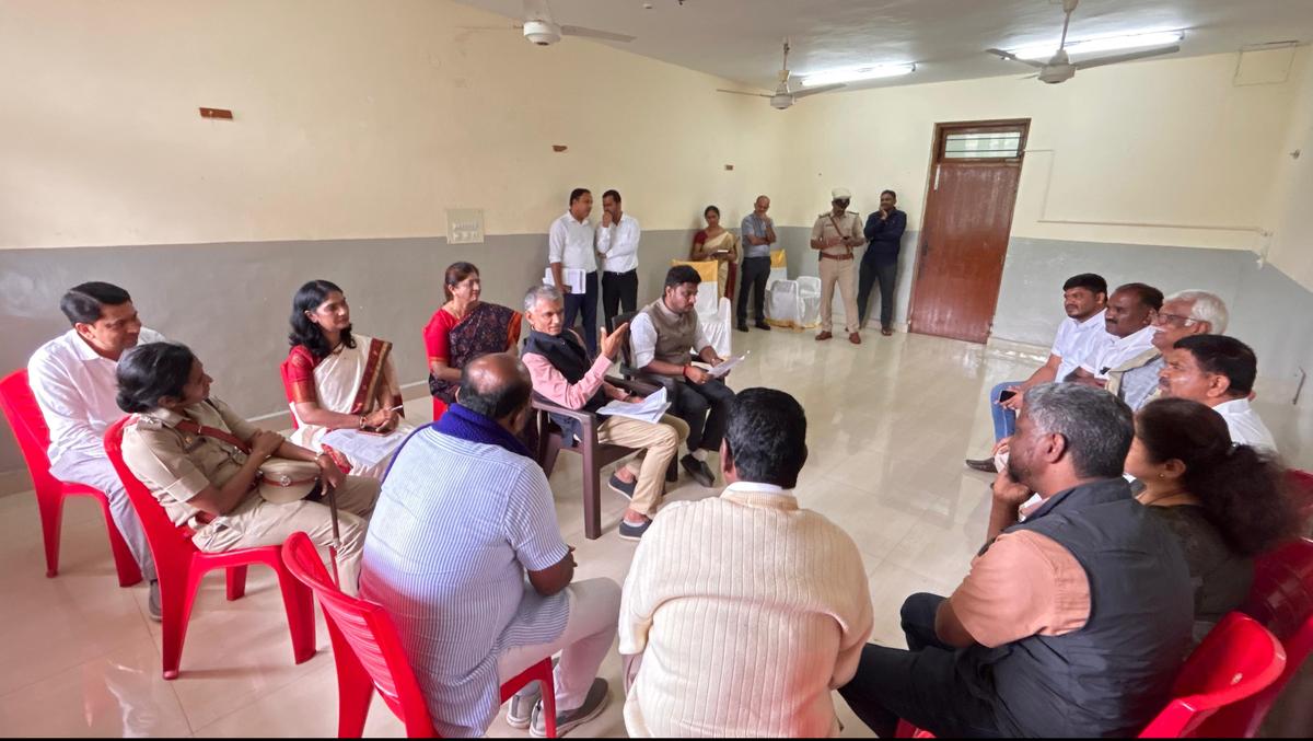 Revenue Minister Krishna Byre Gowda meeting the protesters in Hassan on Friday.