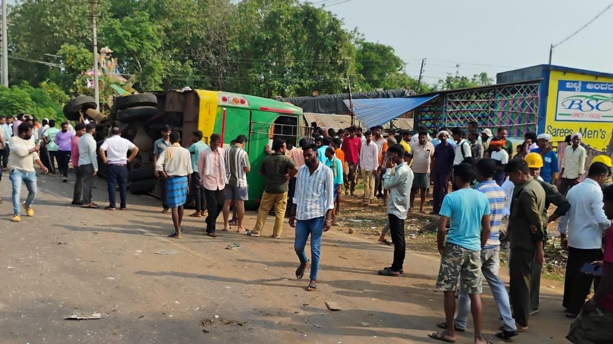 Private bus overturns in Shikaripur, 10 injured