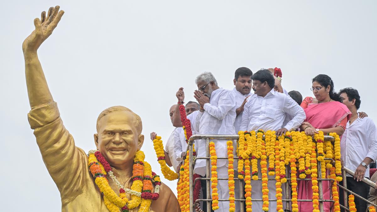 YSRCP activists pay tributes to YSR on his birth anniversary