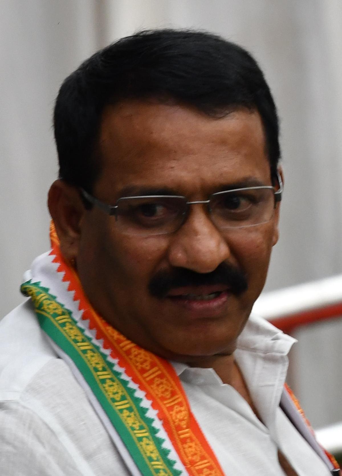 Karnataka Excise Minister directs officials to prevent production of illicit  liquor, hooch in Yadgir district - The Hindu