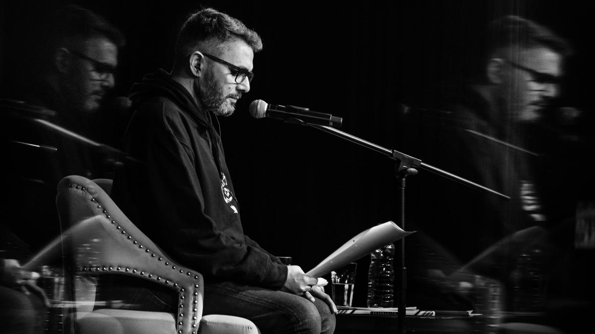 नीलेश मिश्रा: छोटी-छोटी बातों का जासूस नीलेश मिश्रा: छोटी-छोटी बातों का जासूस