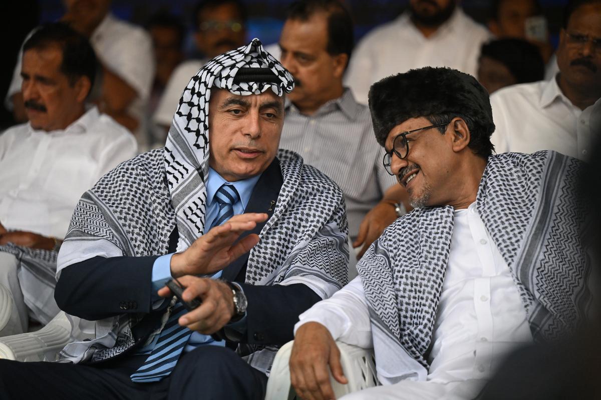 Abdullah M. Abu Shawesh, Ambassador of Palestine to India, and Syed Sadikali Shihab Thangal, Indian Union Muslim League State president, at the conference. 