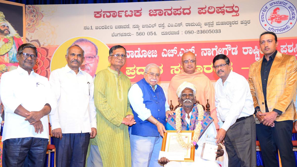 Vizianagaram artiste receives H.L. Nage Gowda award for his contribution to folk arts