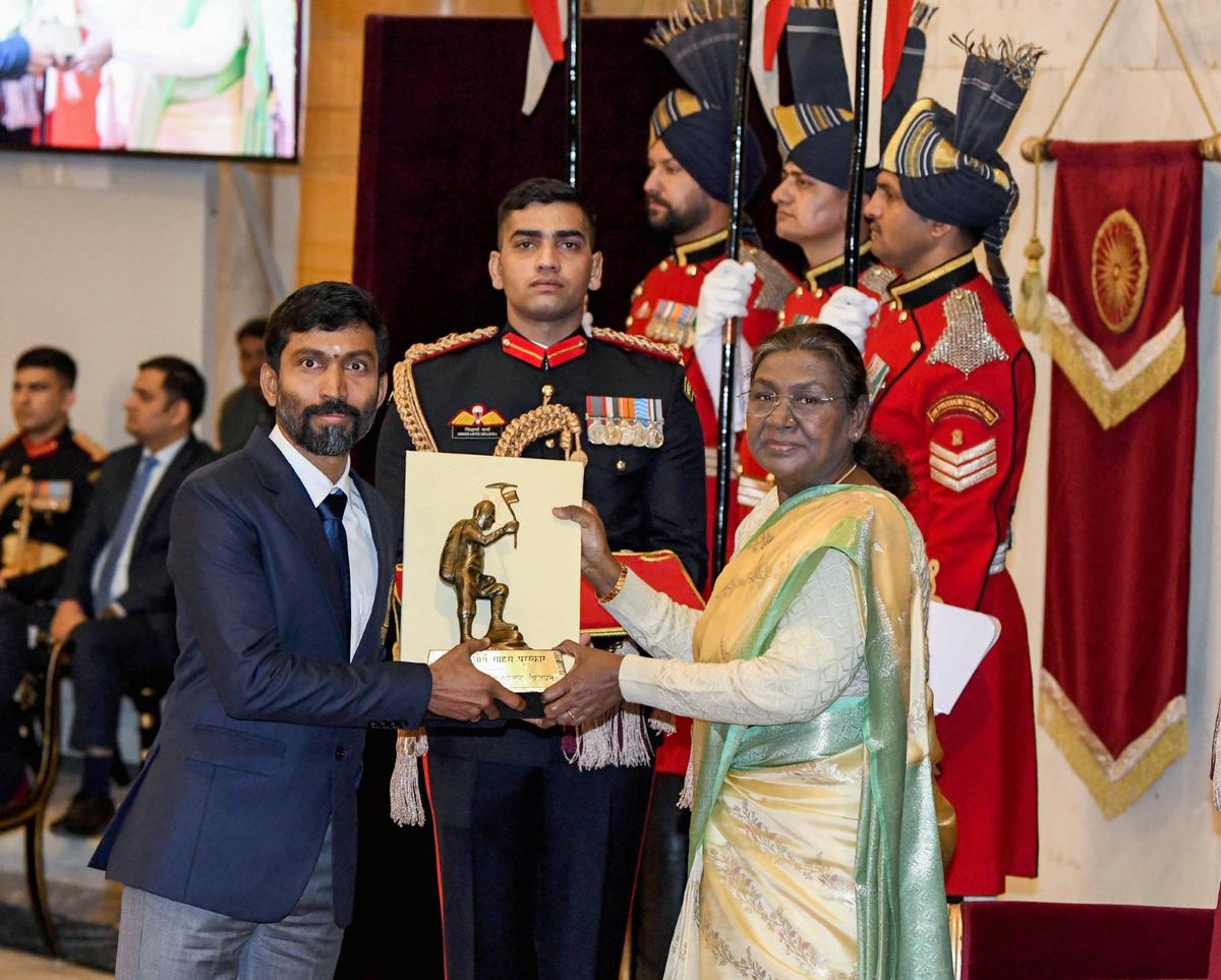 Jithin Vijayan receiving the award from the President of India, Droupadi Murmu