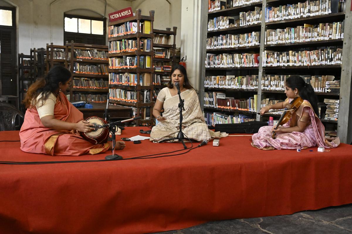 Sriranjani Tapasya Santhanagopalan with Deepika Venkatraman (violin), Charu Hariharan (mridangam & pandero cuadrado).