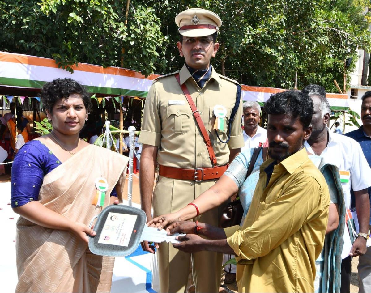 Collector Asha Ajith gives welfare assistant to a beneficiary at Independence Day celebration in Sivaganga on Tuesday. 