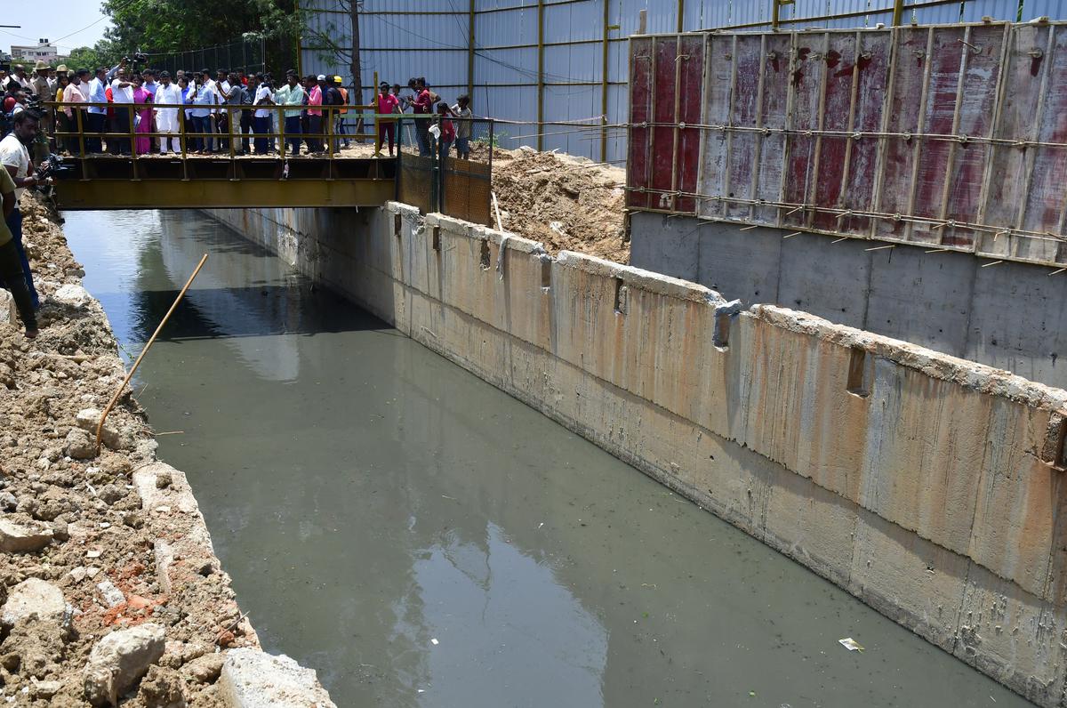 Deputy Chief Minister D.K. Shivakumar inspecting the drainage system at  Yemalur in Bengaluru on Thursday.