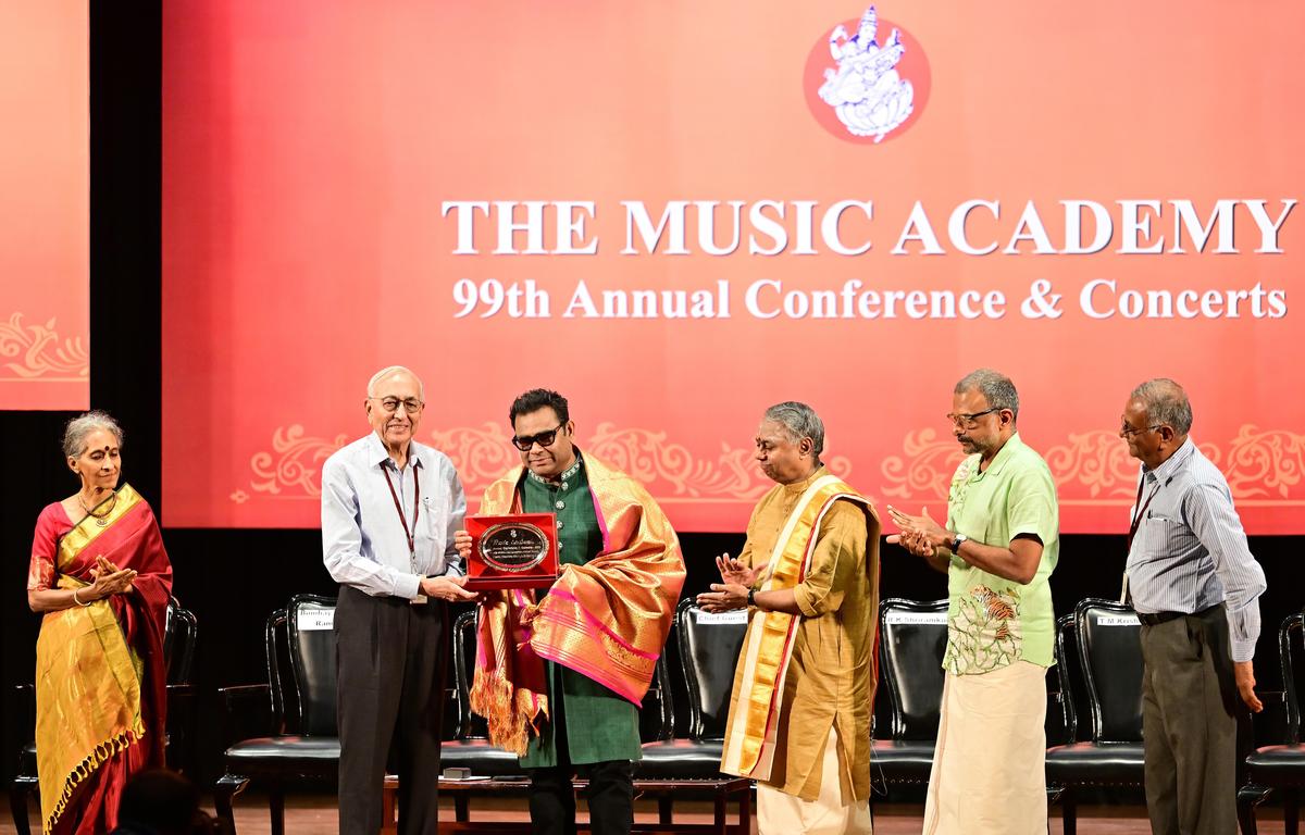 N. Murali, presidente e membros do Comitê Executivo da Academia de Música, entrega lembrança ao Maestro Musical AR Rahman, na inauguração da 99ª Conferência Anual e Concertos da Academia de Música em Chennai, em 15 de dezembro de 2025.
