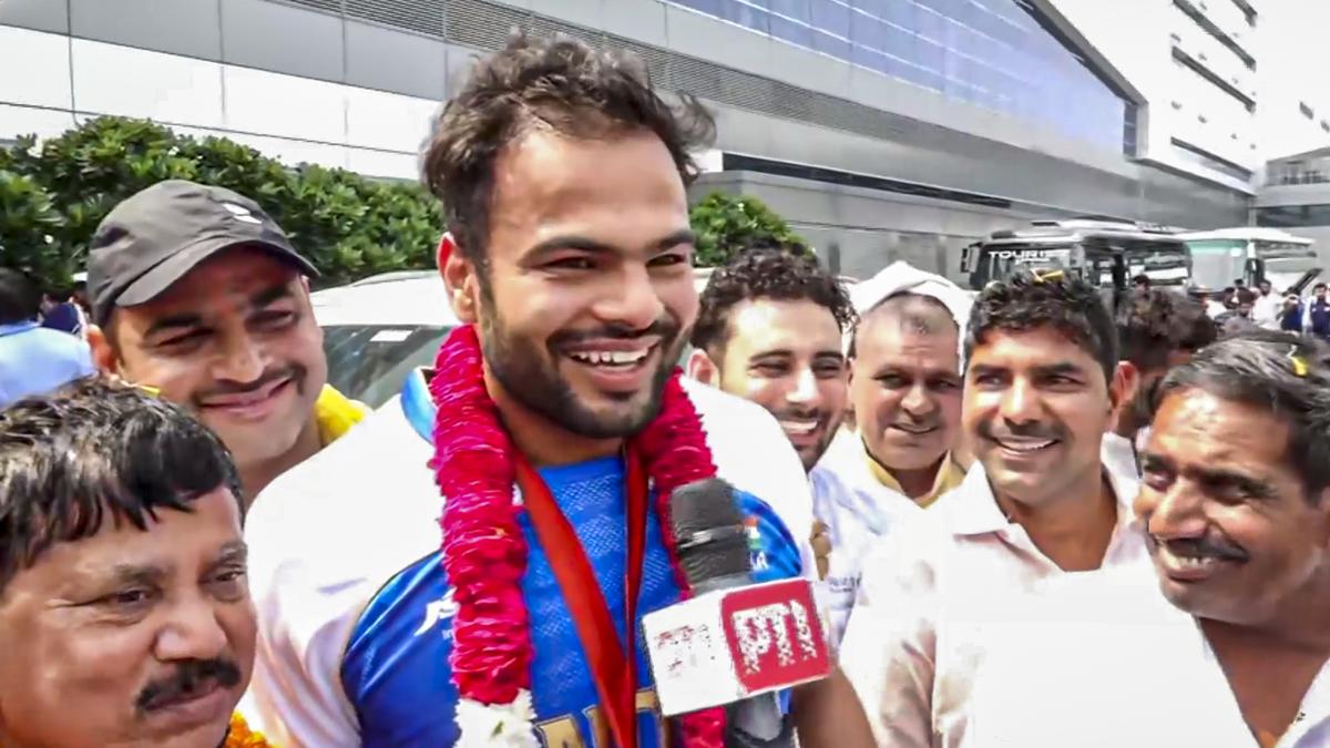 Indian paralympic champions return to hero's welcome