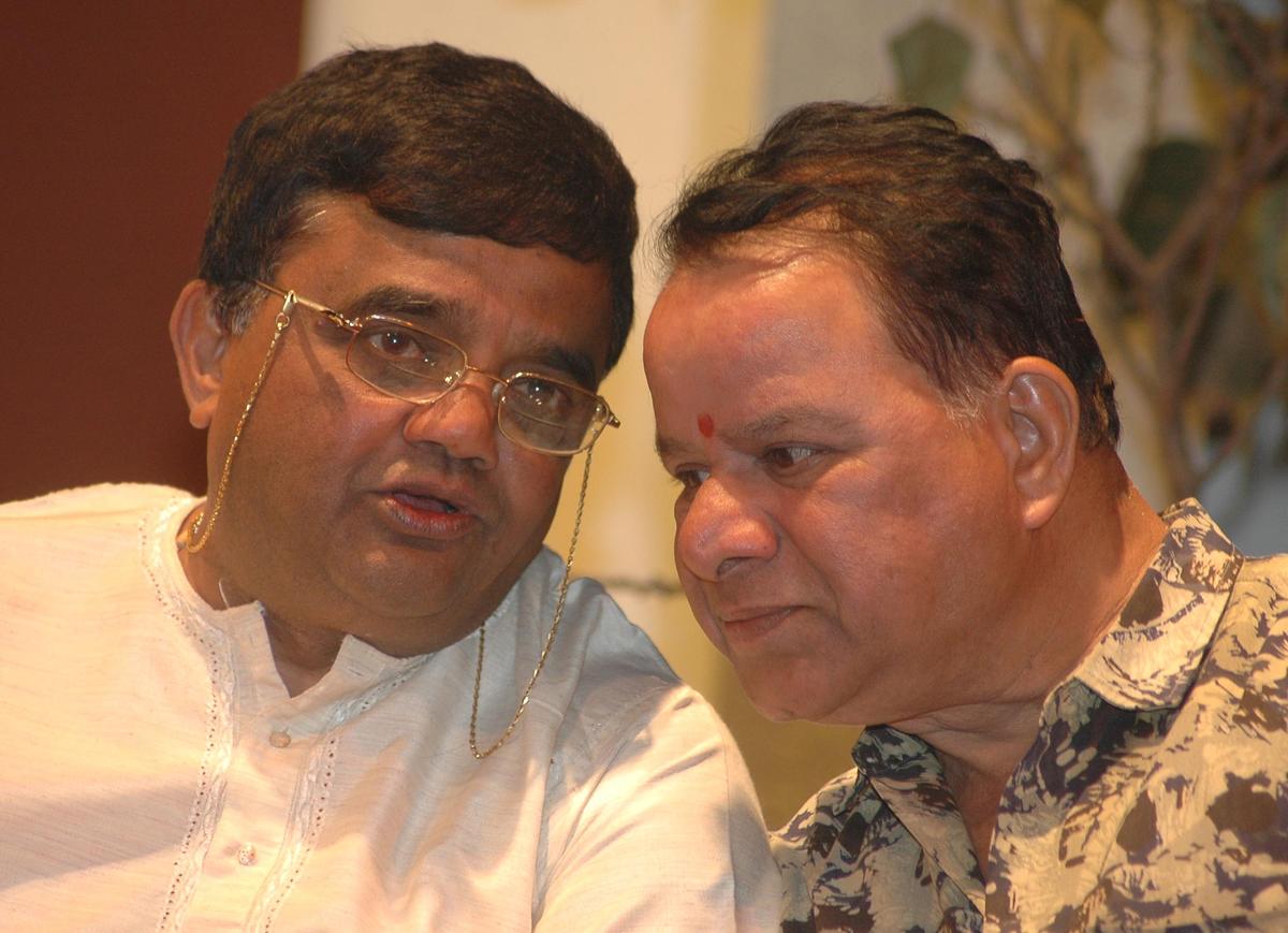 Umesh (à direita) com outro conhecido comediante Dwarakish. Umesh (à direita) com outro conhecido comediante Dwarakish.