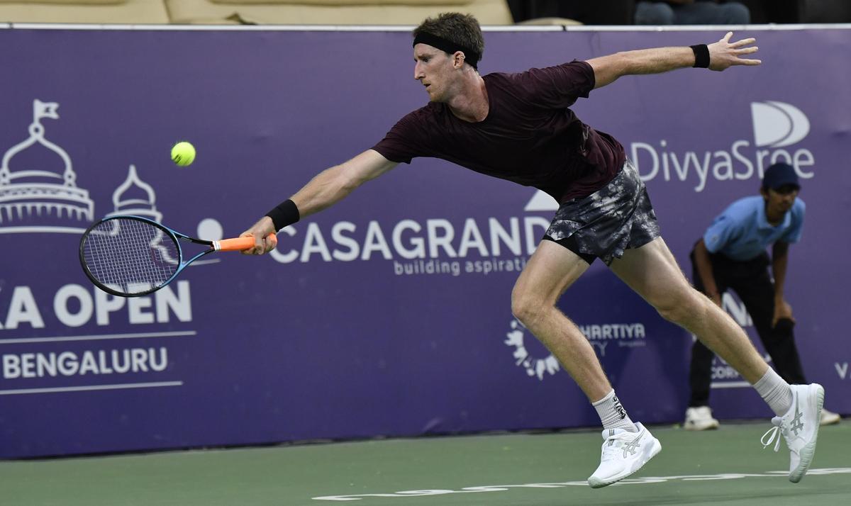 Keegan Smith gana individuales en acción contra Philip Sekulic en la final del Karnataka Open ATP Challenger en el SM Krishna Tennis Stadium en Bengaluru el 16 de mayo de 2026.
