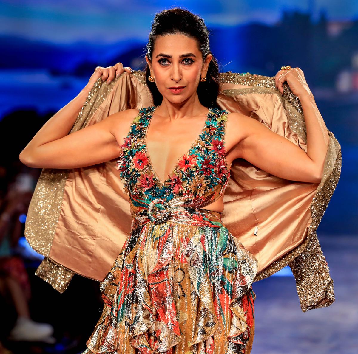 मुंबई: अभिनेत्री करिश्मा कपूर हाल ही में मुंबई में लैक्मे फैशन वीक में