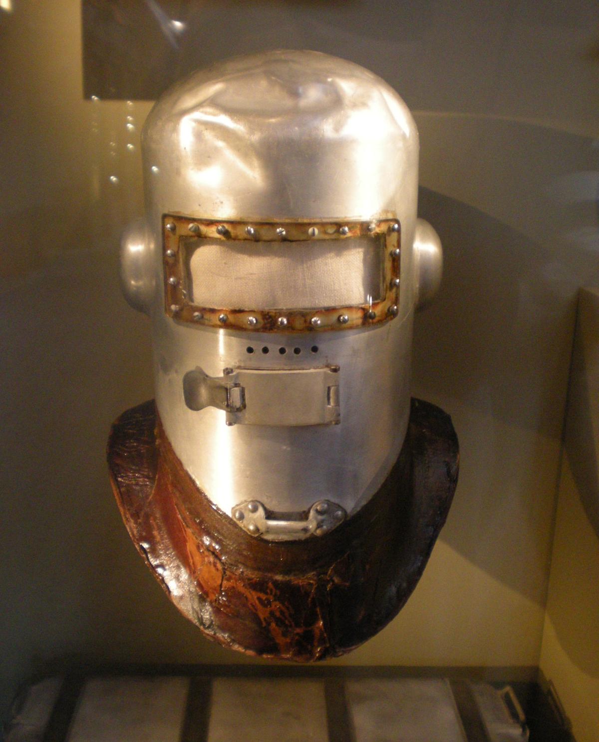 Wiley Post’s first pressure helmet. 