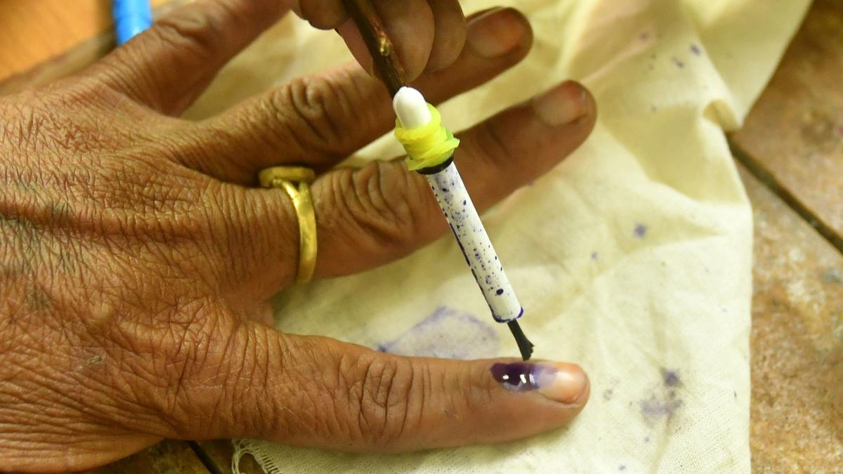 Telangana voters in Visakhapatnam leave for Hyderabad to cast their votes