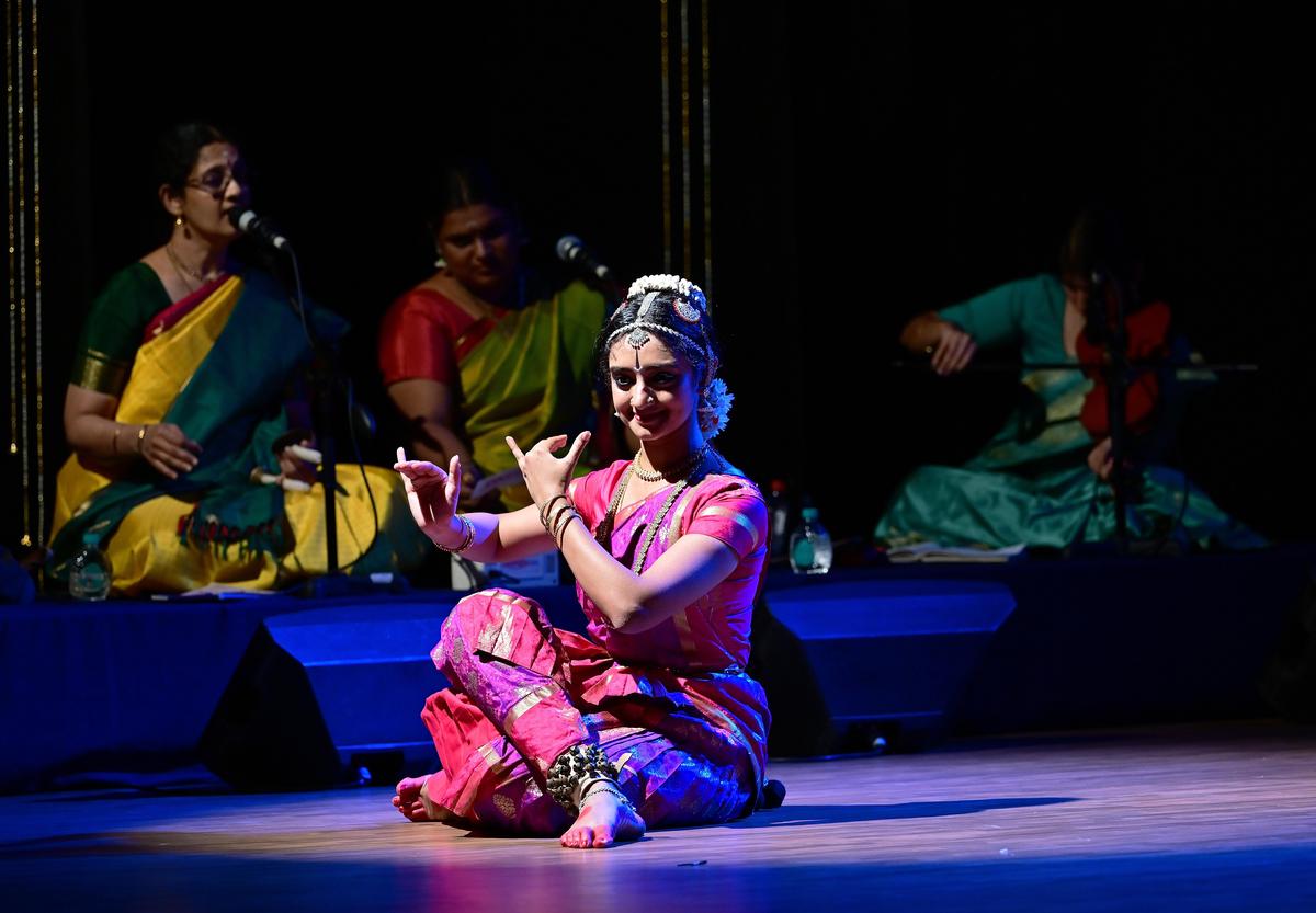 A orquestra com Gayathri Kannan e Anantha Shree nos vocais, Shreelakshmi Bhat no violino e Nagai P. Sriram no mridangam contribuiu significativamente para a atuação de Mahati Kannan. 