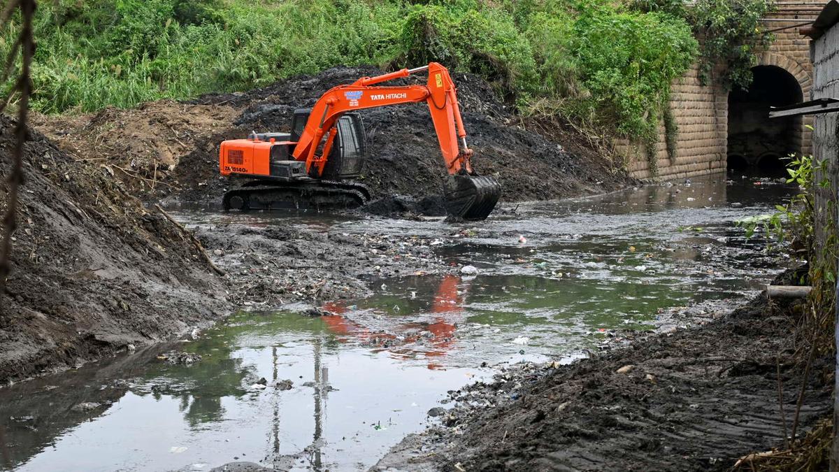 Erode Corporation begins desilting sewage channels after 50 houses inundated