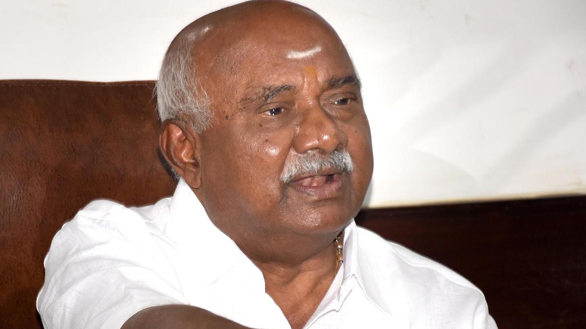 Vishwanath bats for power transfer to DKS; challenges CM to deny pact before deity