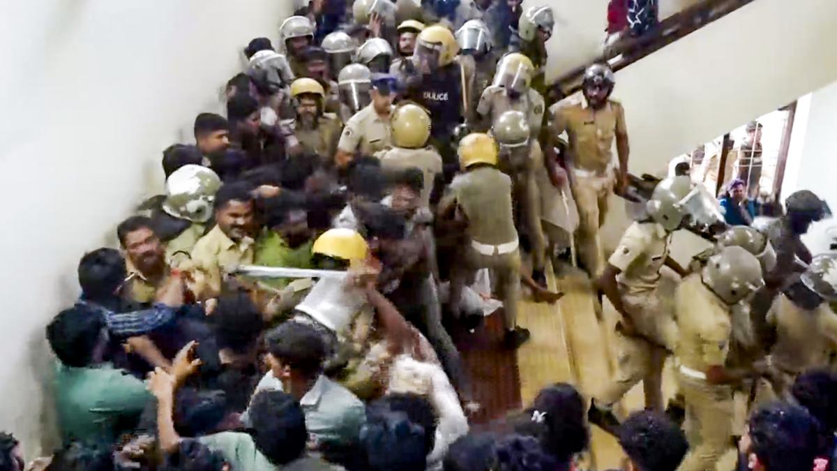 SFI protesters breach Kerala University headquarters during Statewide agitation