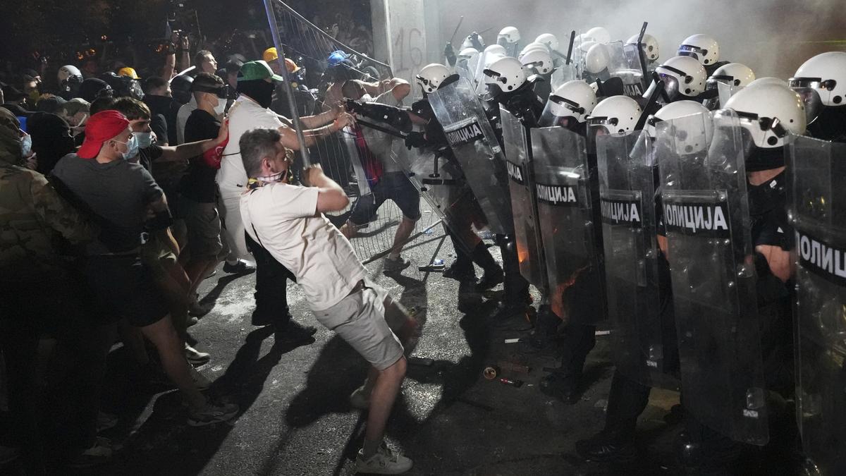 https://th-i.thgim.com/public/incoming/1yqq07/article70020346.ece/alternates/LANDSCAPE_1200/APTOPIX_Serbia_Protest_27784.jpg