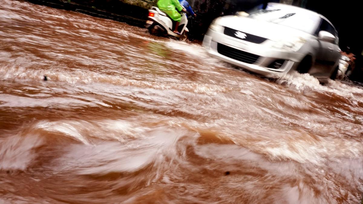 Heavy rainfall to continue, five northern districts on orange alert on Tuesday