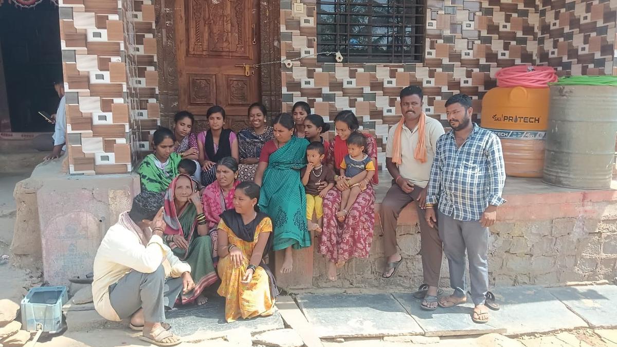 Micro finance staff seize house in Alnavar, KRRS office-bearers break it open