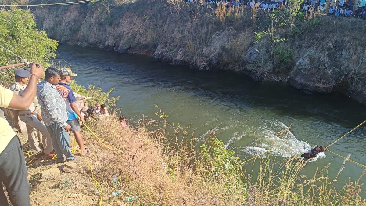 One dead, two feared drowned as car plunges into Visvesvaraya canal near Tibbanahalli in Mandya