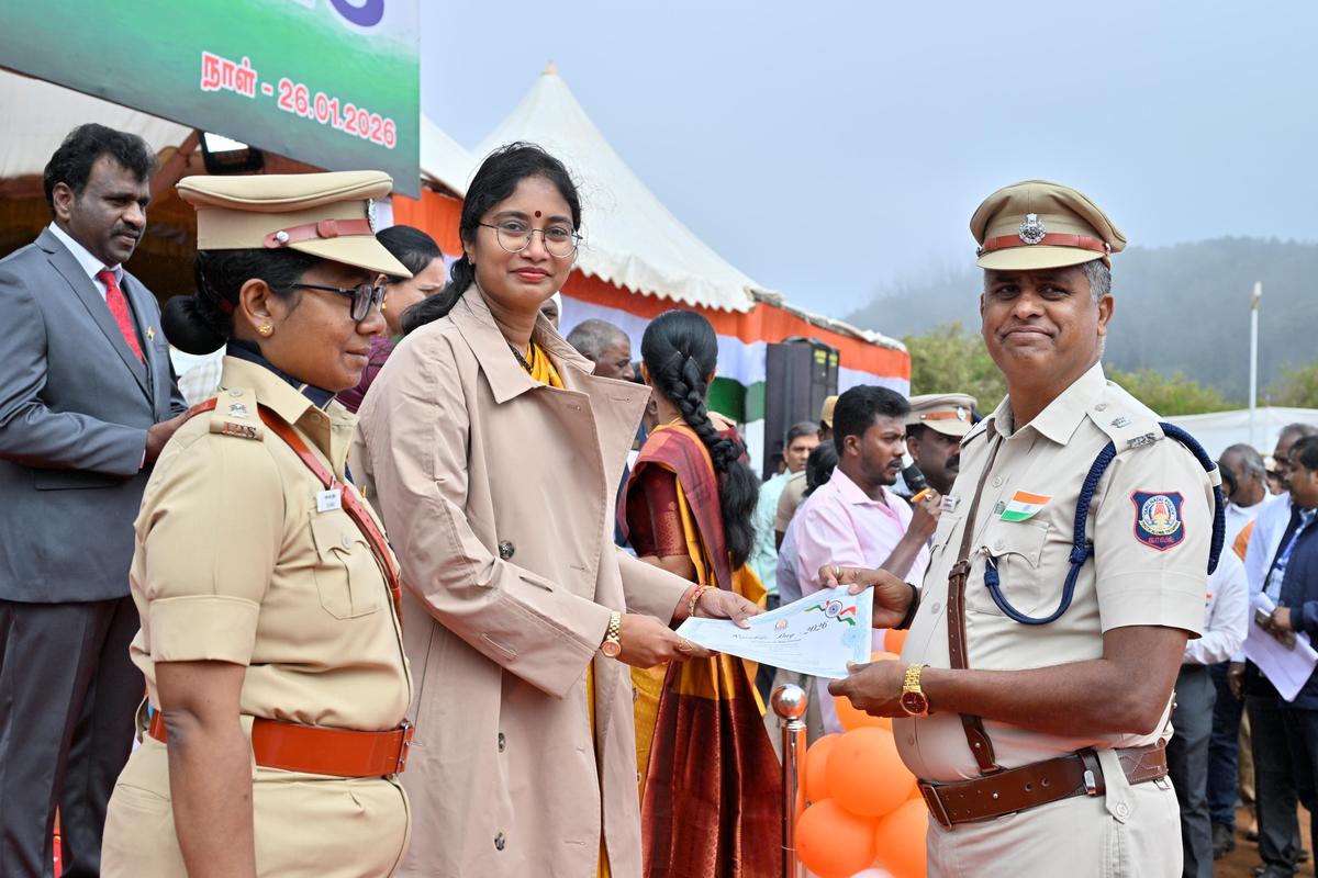 Il collezionista del distretto di Nilgiris Lakshmi Bhavya Tanneeru consegna un certificato a un agente di polizia durante le celebrazioni della Festa della Repubblica a Udhagamandalam il 26 gennaio 2026