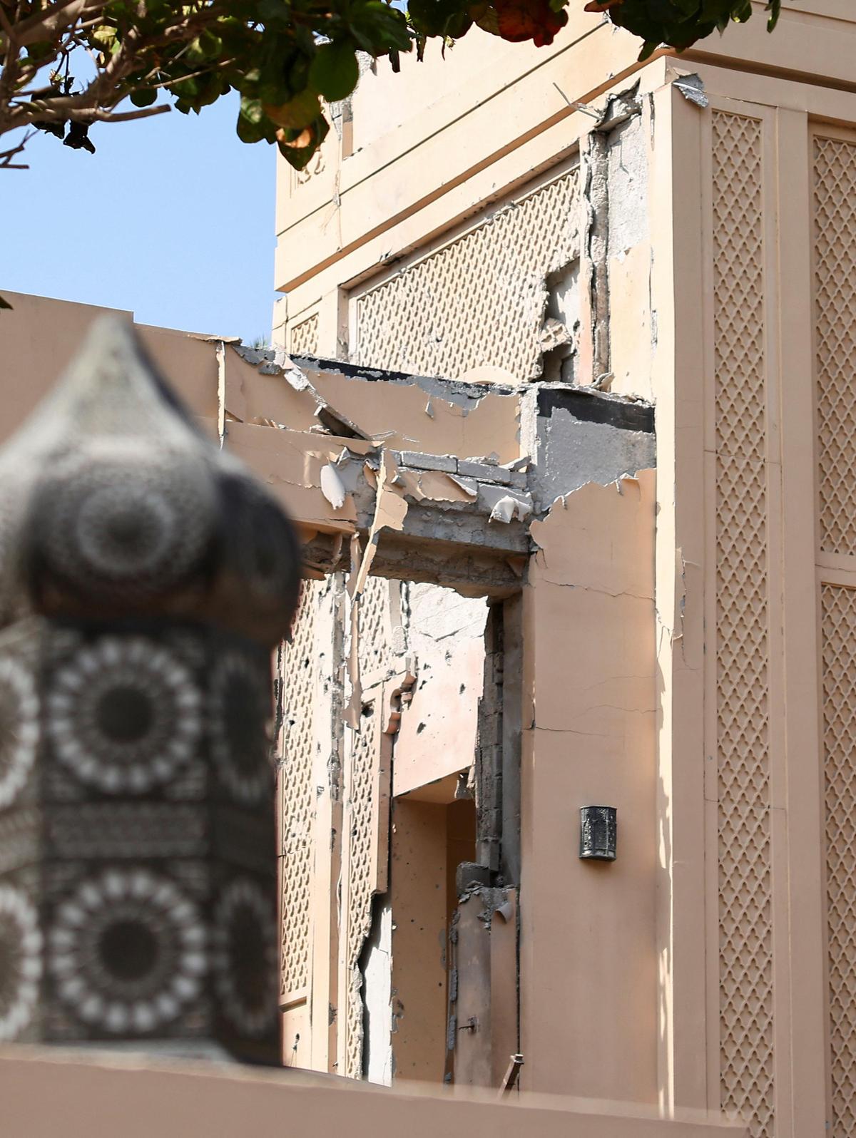 L'edificio Fairmont The Palm danneggiato dopo un attacco iraniano, in seguito agli attacchi degli Stati Uniti e di Israele contro l'Iran, a Palm Jumeirah, Dubai, Emirati Arabi Uniti, 1 marzo 2026. REUTERS/Raghed Waked