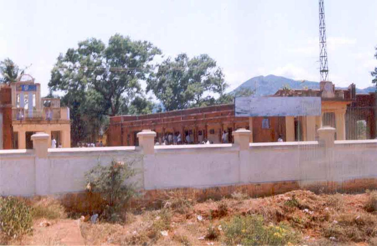 A sets put up for the Tamil film ‘Sandiyar’ at Uthamapalayam in Theni district in June 2003. File