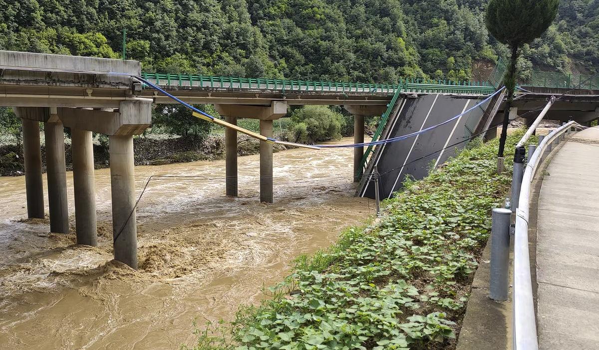 Runtuhnya jembatan di Tiongkok: 11 tewas, 20 kendaraan, dan lebih dari 30 hilang