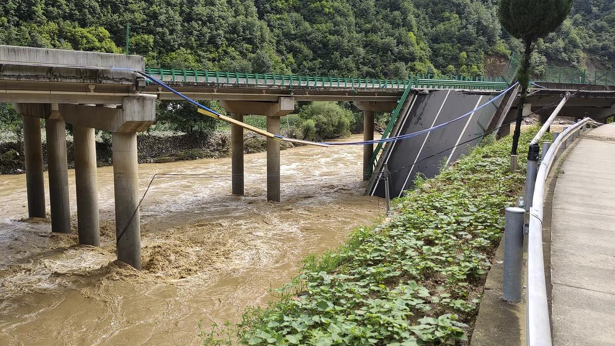 Derrumbe de un puente en China: once muertos, 20 vehículos y más de 30 desaparecidos