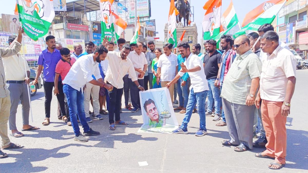 Youth Congress protest in Shivamogga over Karnataka Minister’s statement on ‘finishing Siddaramaiah’