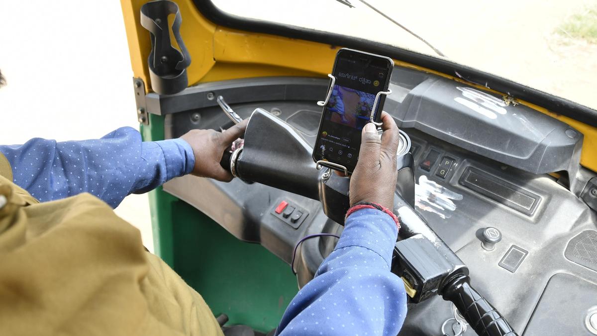 Bengaluru’s auto, cab drivers’ screen addiction raise alarm over road safety