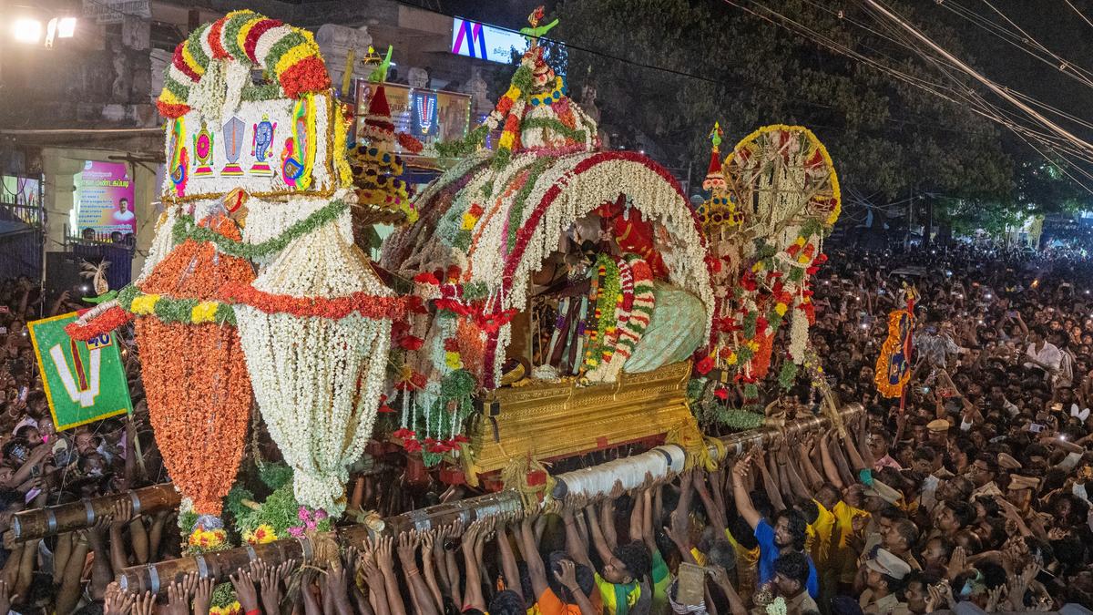 Lord Kallazhagar leaves for His abode on ‘Poo Pallakku’