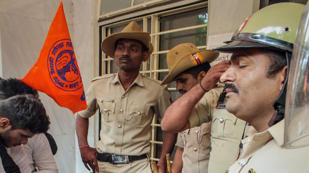 ABVP activists lay siege to Araga Jnanendra’s home