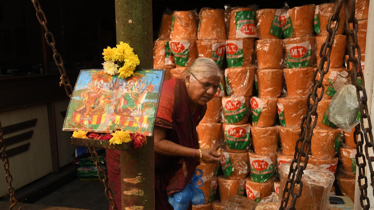 TGSRTC announces home delivery of gold prasadam for devotees